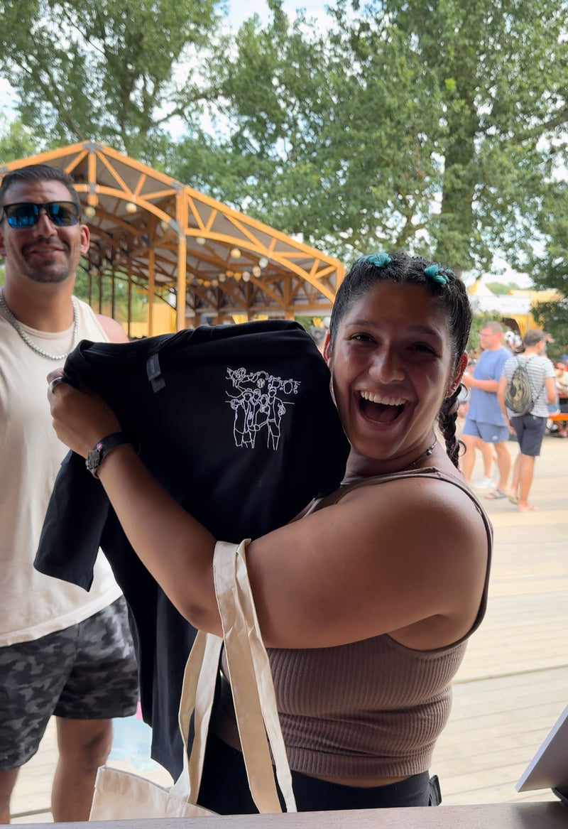 Blije gezichten tijdens borduren op Tomorrowland met Stitchly